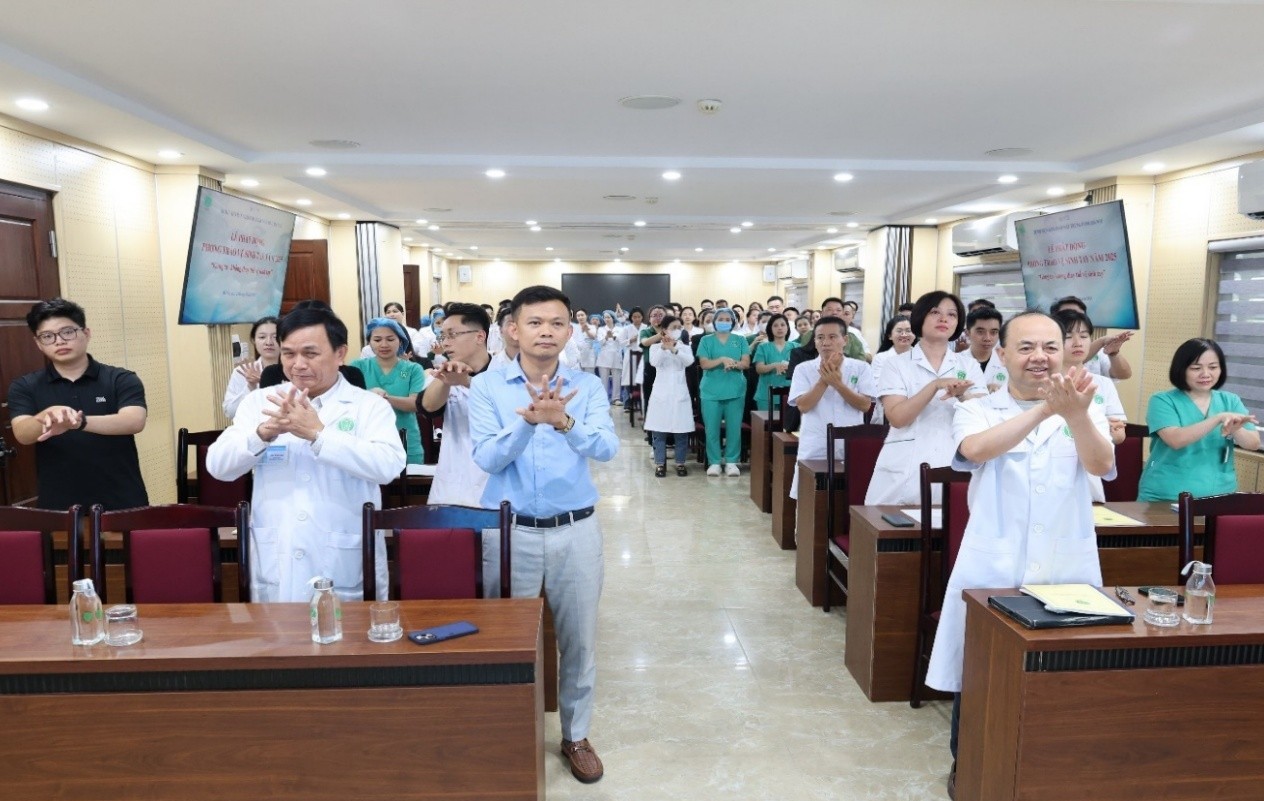 Đại biểu tham dự cùng thực hành vệ sinh tay tại buổi Lễ